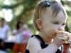 子供が食べ物を喉に詰まらせた時の対処法や予防法を知りましょう。